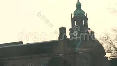 从德国一座历史建筑的公共汽车窗口拍摄。 火车站钟楼的古建筑..